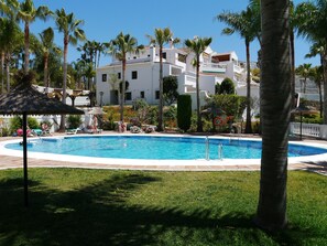 Pool - A 3 bedroom house in Oasis de Capistrano with sea view. (Nerja)