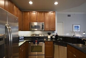 Frigorífico, microondas, horno y placa de cocina