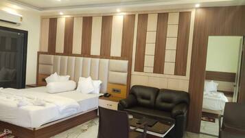 Basic Double Room | Minibar, desk, free WiFi