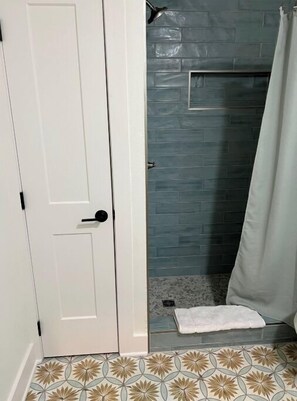 Douche, serviettes fournies, papier de toilette