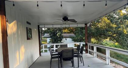 Nice 4-bedroom house in Scroggins with WiFi and firepit