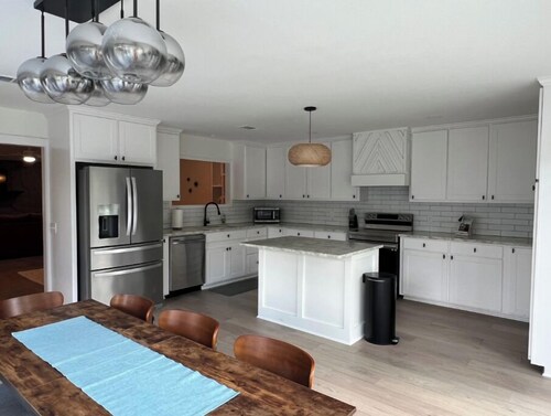 Nice 4-bedroom house in Scroggins with WiFi and firepit