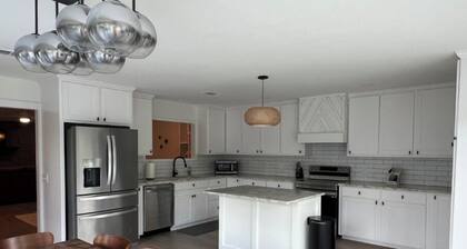 Nice 4-bedroom house in Scroggins with WiFi and firepit