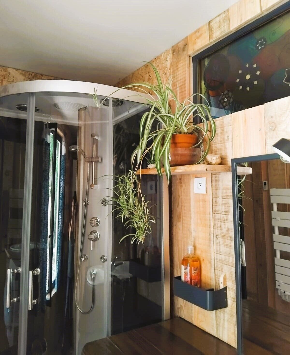 Een douche, een haardroger, handdoeken, zeep