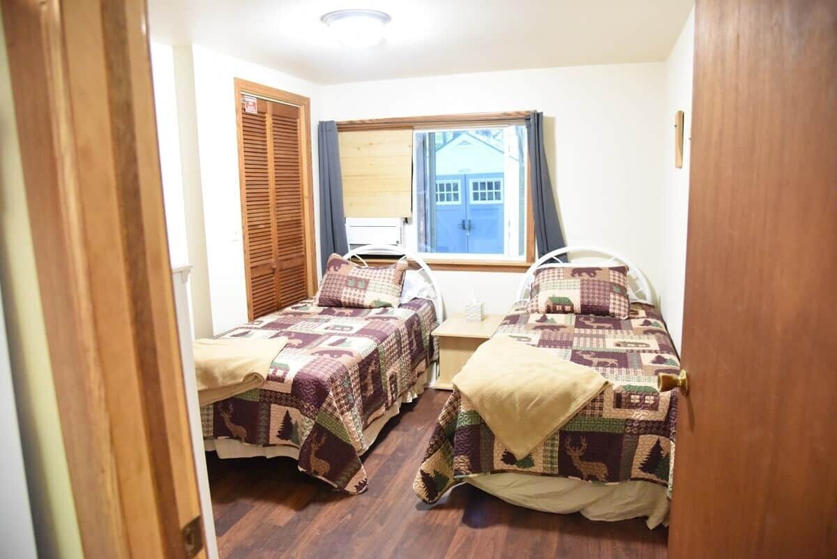 3 bedrooms, desk, Internet