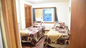 3 bedrooms, desk, Internet