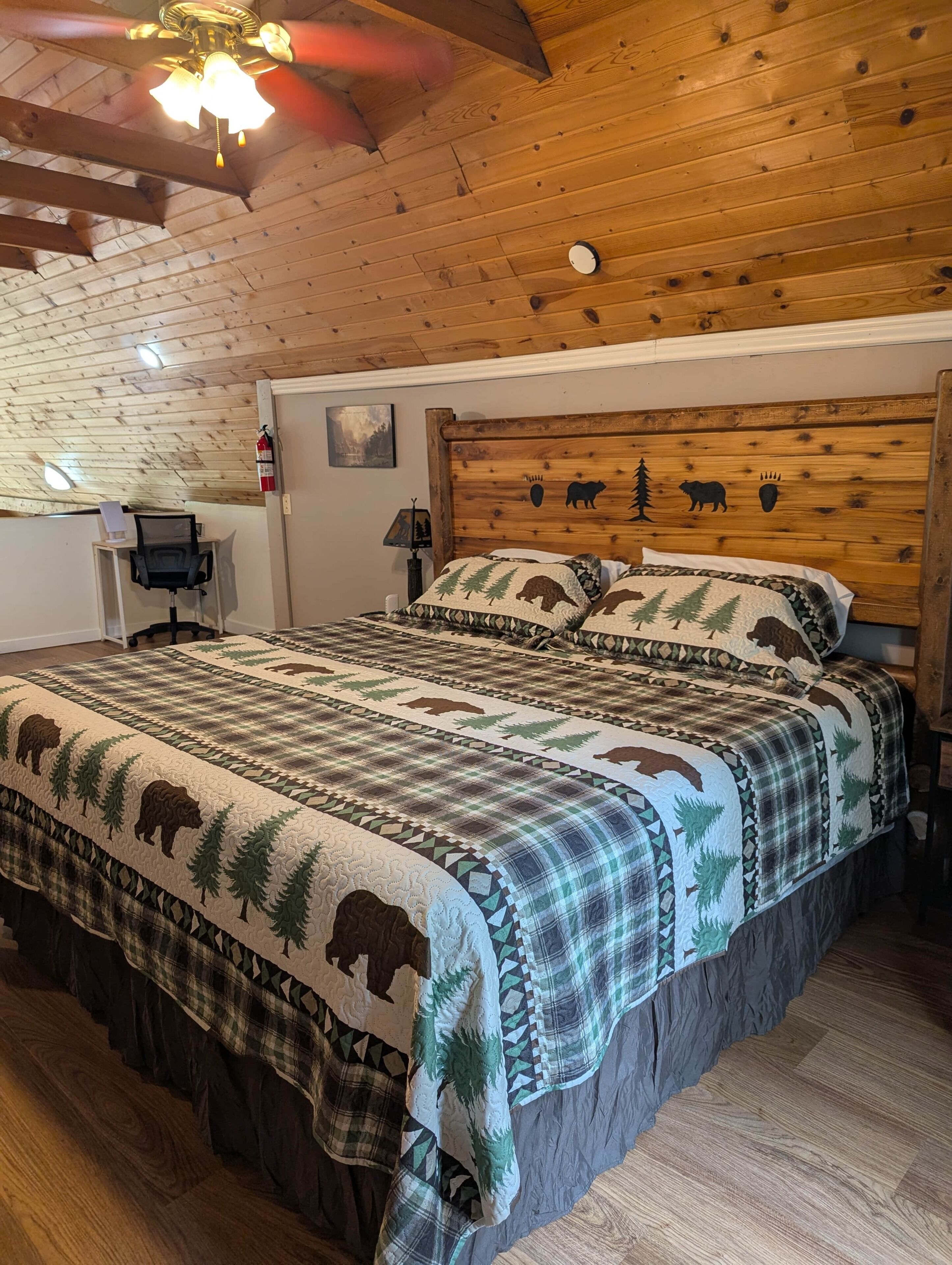 3 bedrooms, desk, internet