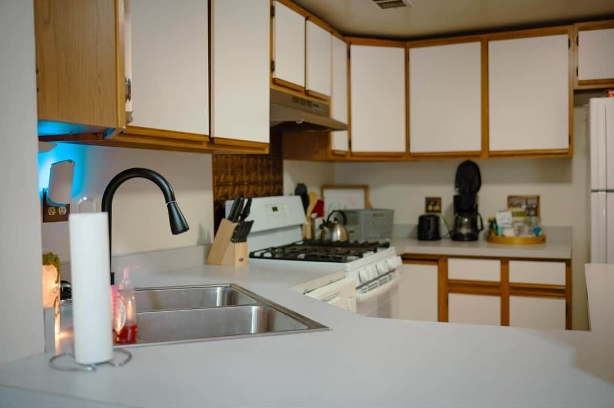 Coffee/tea maker, electric kettle, paper towels, dining tables