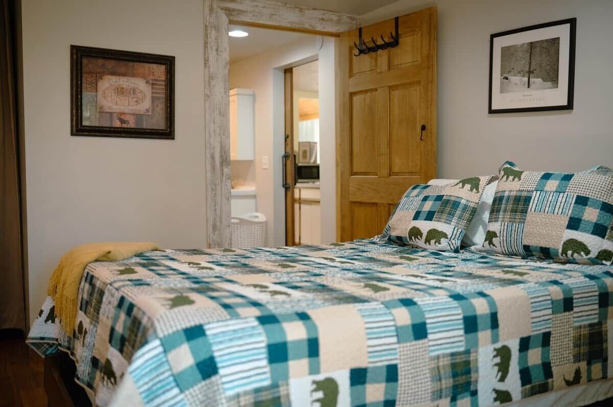 3 bedrooms, desk, internet