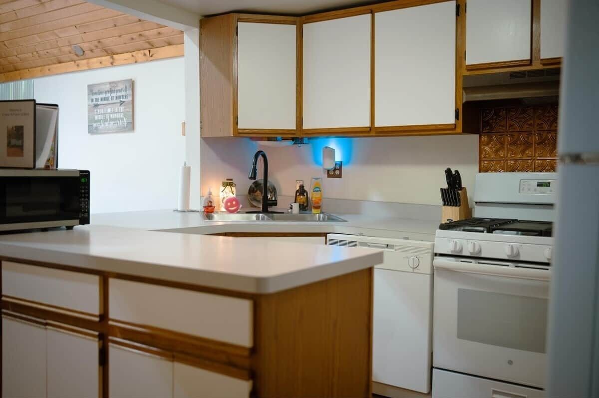 Coffee/tea maker, electric kettle, paper towels, dining tables
