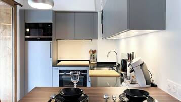 Kylskåp, ugn, diskmaskin och kaffe- och tebryggare