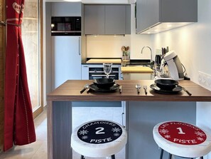 Kjøleskap, ovn, oppvaskmaskin og kaffetrakter/tekoker