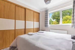3 chambres, fer et planche à repasser, Wi-Fi, draps fournis