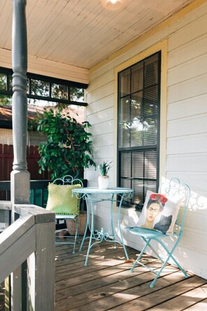 Outdoor dining - The Painted Lady-short walk to downtown square (Brenham)