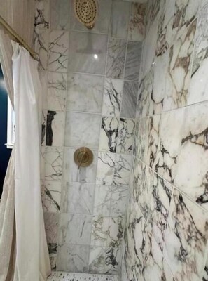 Secadora de cabello, toallas, jabón, papel de baño