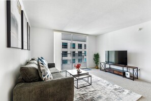 Living area - 1-Bedroom Condo with City and Bay Views in Brickell (Miami)