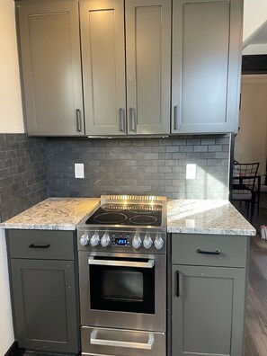 Een koelkast, een microgolfoven, een oven, een kookplaat