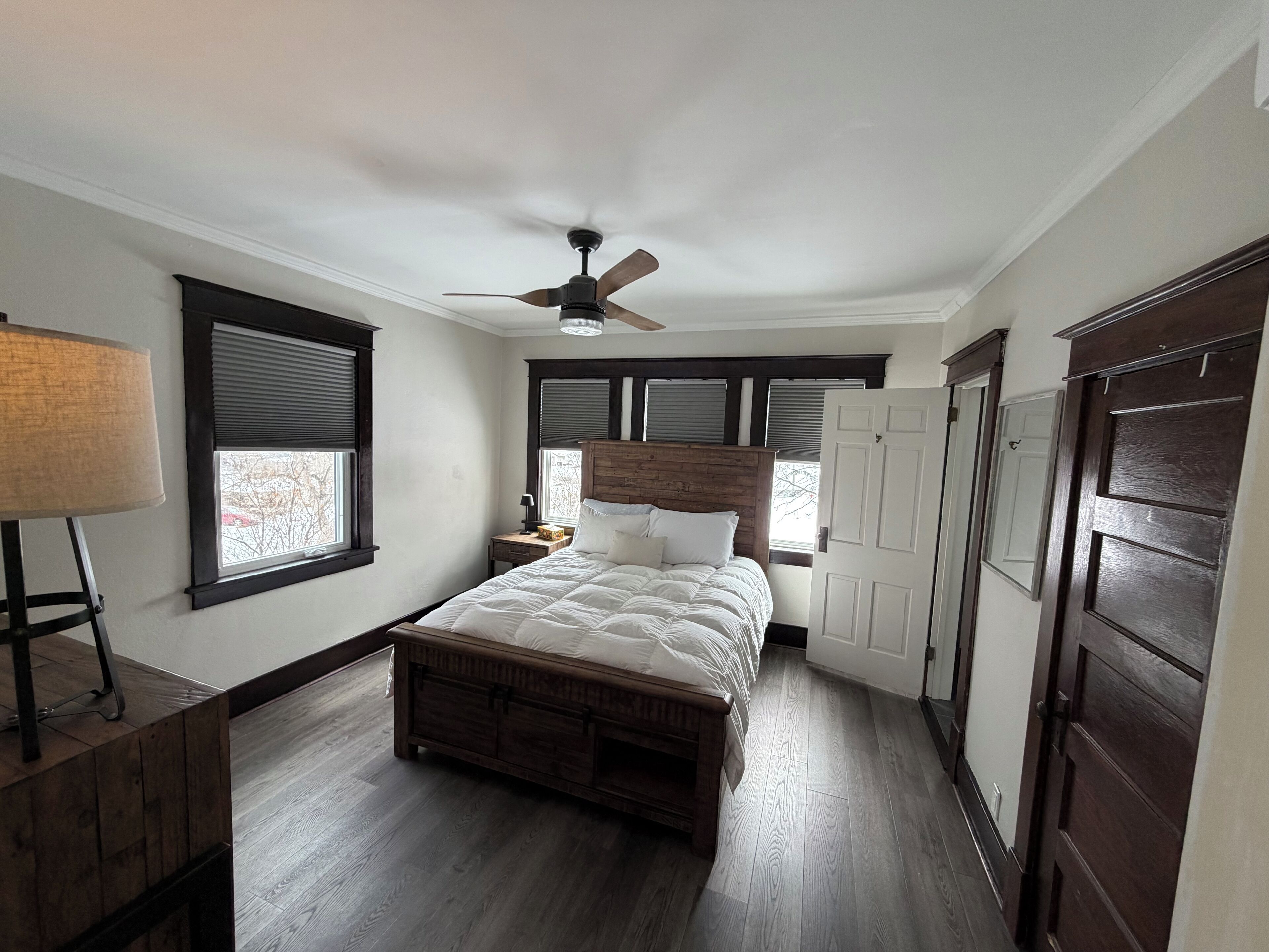 1 多间卧室、办公桌、熨斗/熨衣板、旅行婴儿床