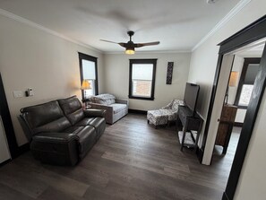 Smart-tv, een dvd-speler, boeken en een stereo