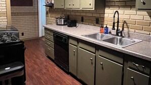 ماكينة لصنع القهوة/الشاي، ثلاجة، ميكروويف، فرن