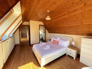 5 bedrooms, iron/ironing board, free WiFi, bed sheets