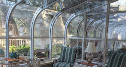 Cozy 2-bedroom condo with sunroom on a beautiful golf course St. Simons Island.