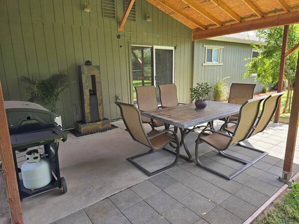 Outdoor dining - Willow Pond Oasis (Rio Linda)