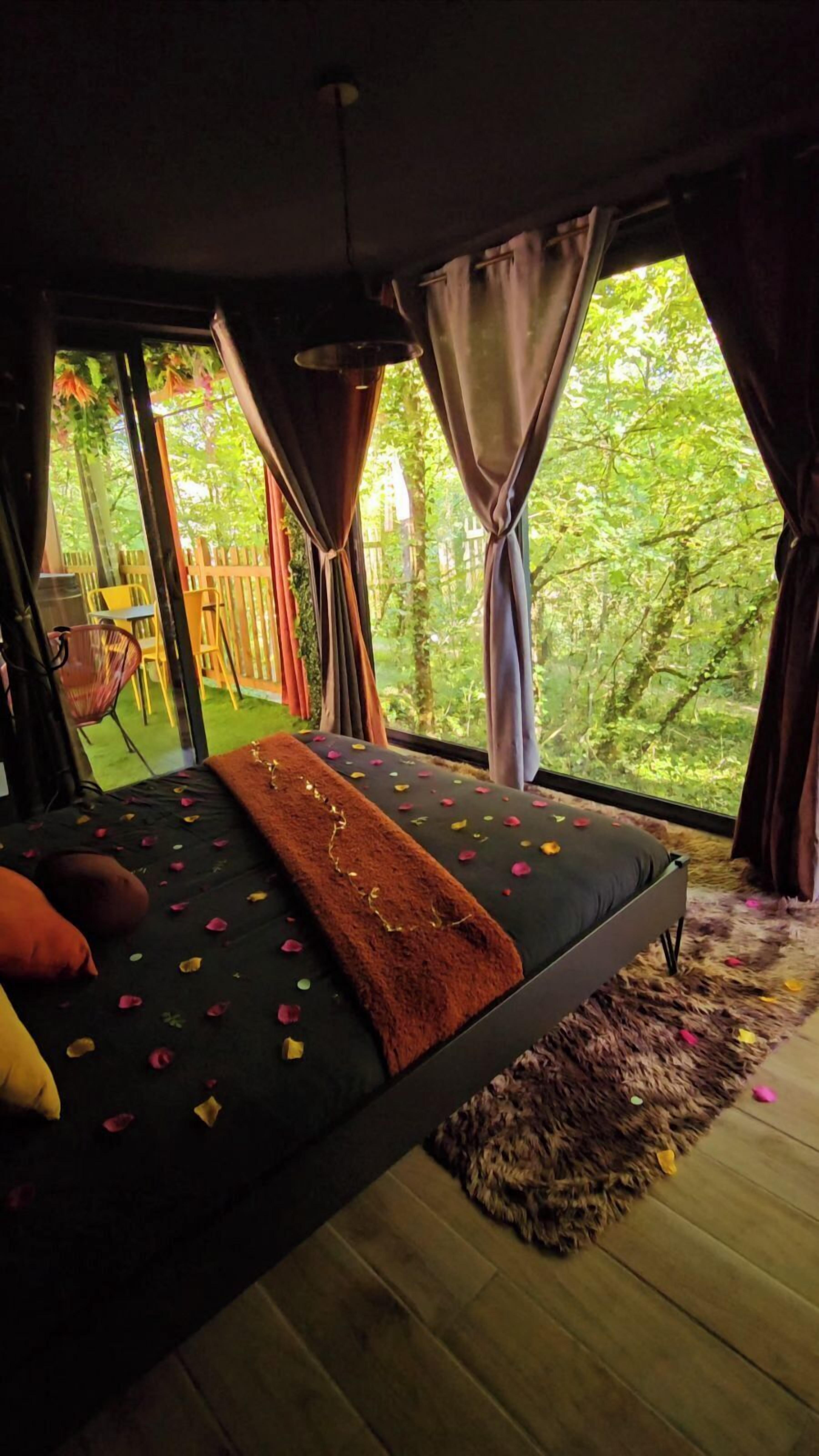 1 habitación, tabla de planchar con plancha y ropa de cama 