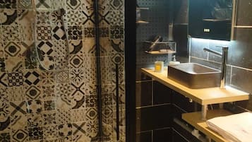 Een douche, een haardroger, handdoeken, zeep