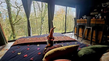1 slaapkamer, een strijkplank/strijkijzer, beddengoed