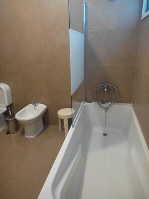 SĂšche-cheveux, bidet, serviettes fournies, shampoing