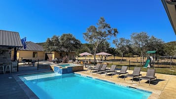 Piscina a l'aire lliure i piscina climatitzada