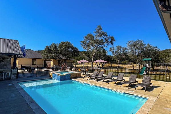 Piscina a l'aire lliure i piscina climatitzada