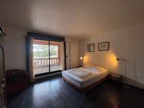 2 soverom, skrivebord, strykejern/-brett og wi-fi