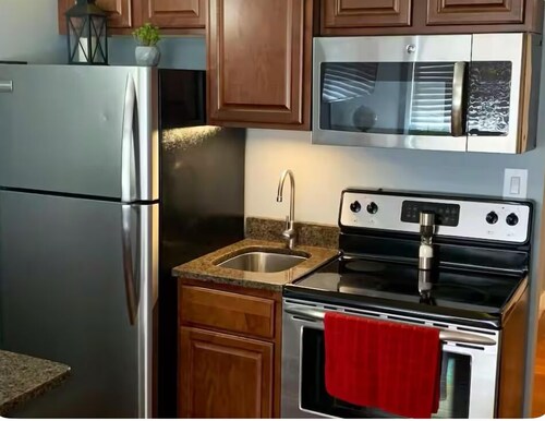 Condo, Walk To Stadium And Free Parking!!!!!