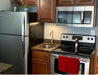 Condo, Walk To Stadium And Free Parking!!!!!