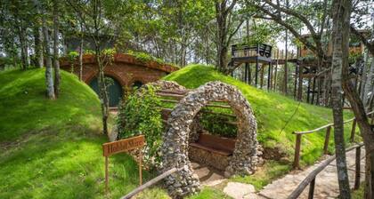 Jarabacoa, Eccentric Hobbit