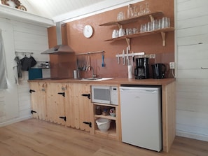 Réfrigérateur, micro-ondes, plaque de cuisson, cafetière/bouilloire