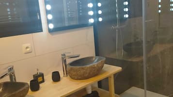 Een douche, een haardroger, handdoeken, shampoo