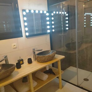Bruser, hårtørrer, håndklæder, Shampoo