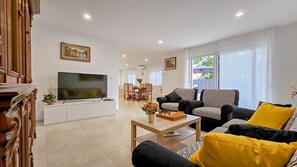 Table football - Exquisite villa with private pool, BBQ, table football and en suite bathrooms (Fiorini)