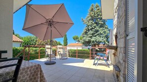 Outdoor dining - Holiday home located directly on the beach with sea view, outdoor shower, barbecue (Dalja)