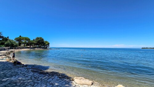 Am Strand gelegenes Ferienhaus mit Meerblick, Aussendusche, Grill