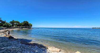Am Strand gelegenes Ferienhaus mit Meerblick, Aussendusche, Grill