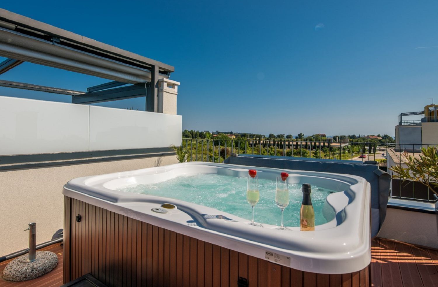 Outdoor spa tub