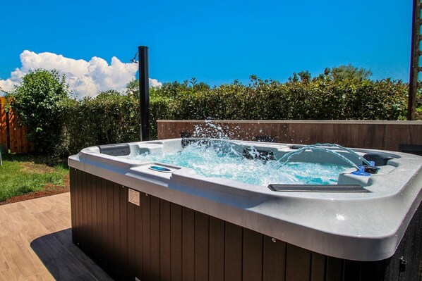 Outdoor spa tub - Modern holiday home with whirlpool, garden, sun loungers, barbecue (Stancija Bružada)