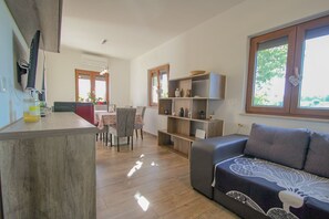 Living area - Modern holiday home with whirlpool, garden, sun loungers, barbecue (Stancija Bružada)