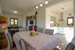 Dining - Modern holiday home with whirlpool, garden, sun loungers, barbecue (Stancija Bružada)