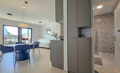 Modern newly built house with private garden, sun loungers, barbecue, WiFi