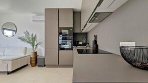 Kjøleskap, mikrobølgeovn, kokeplater og oppvaskmaskin